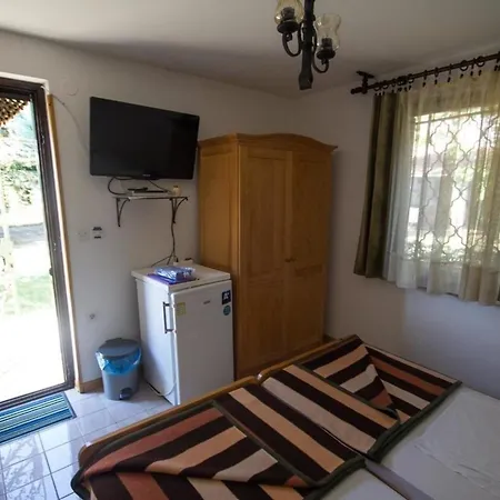 Gaestezimmer Fuer 2 Personen Ca 15 M In Novigrad, Adriakueste Kroatien Westkueste Von Istrien * Karpinjan