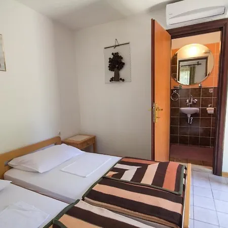Gaestezimmer Fuer 2 Personen Ca 15 M In Novigrad, Adriakueste Kroatien Westkueste Von Istrien * Karpinjan