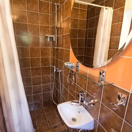 Gaestezimmer Fuer 2 Personen Ca 15 M In Novigrad, Adriakueste Kroatien Westkueste Von Istrien Apartment Karpinjan